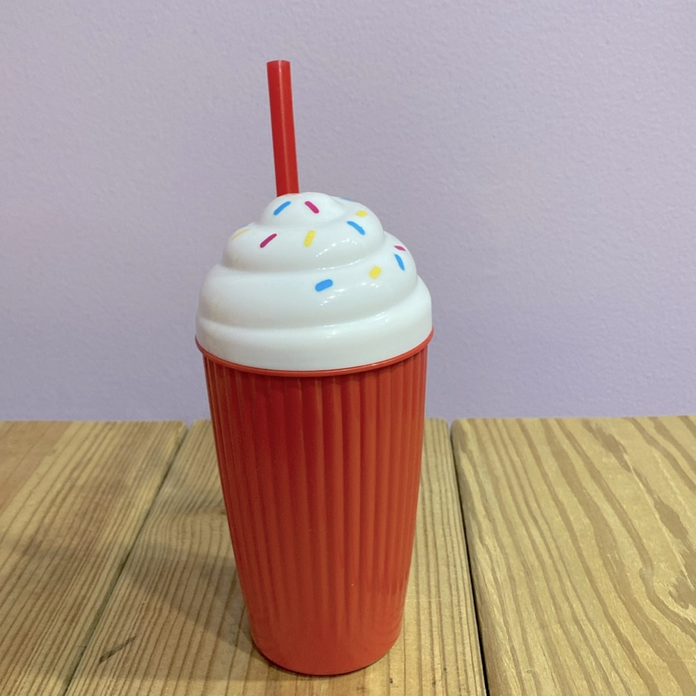 New Greenbrier Kids Milkshake Red & White Tumbler With Straw Glass Size 8 oz. !